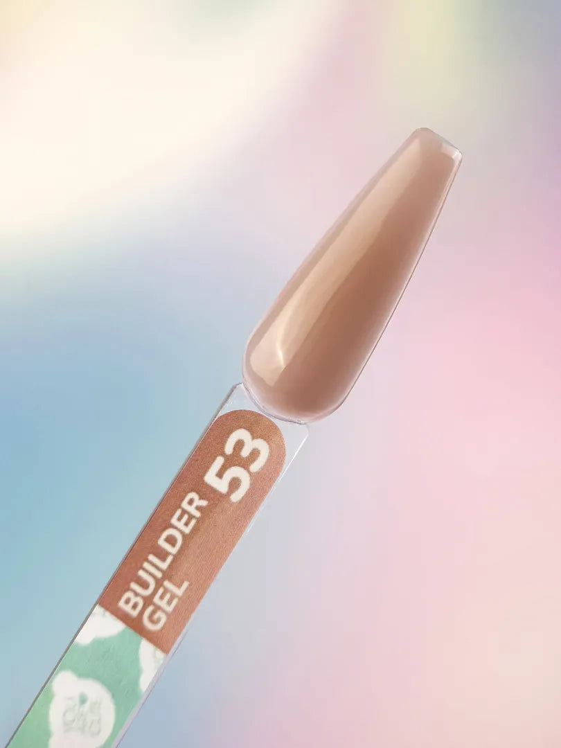 Uña de muestra con Builder Gel nr53 You Are Cute en tono beige caramelo semitransparente