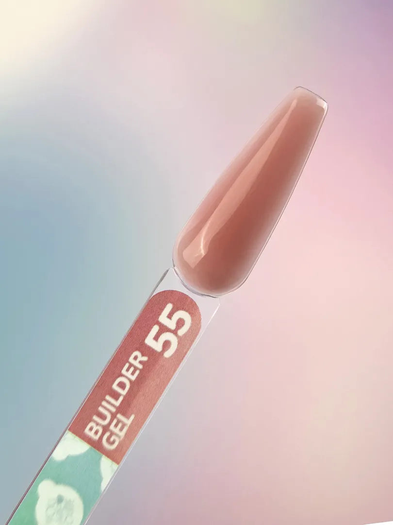 Uña de muestra con Builder Gel nr55 You Are Cute en tono rosa salmón empolvado semitransparente