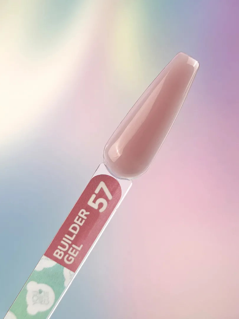 Uña de muestra con Builder Gel nr57 You Are Cute en tono malva rosado claro semitransparente