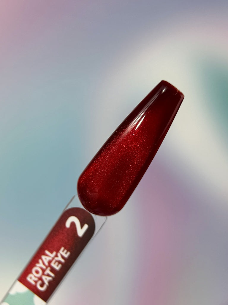 Uña de muestra con el esmalte You Are Cute Royal Cat Eye nr2 en tono rojo intenso con efecto ojo de gato