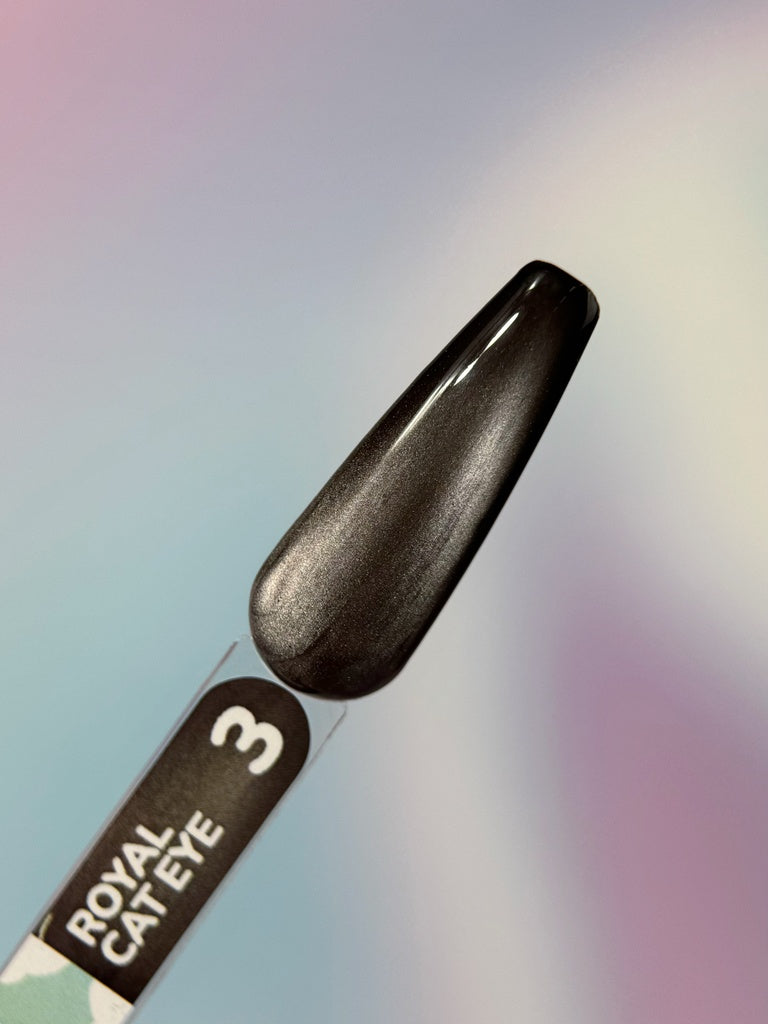 Uña de muestra con el esmalte You Are Cute Royal Cat Eye nr3 en tono gris grafito con efecto ojo de gato
