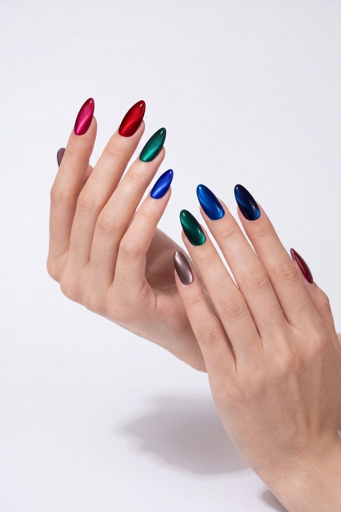 Manos con los seis tonos de la colección Royal Cat Eye de You Are Cute aplicados en las uñas