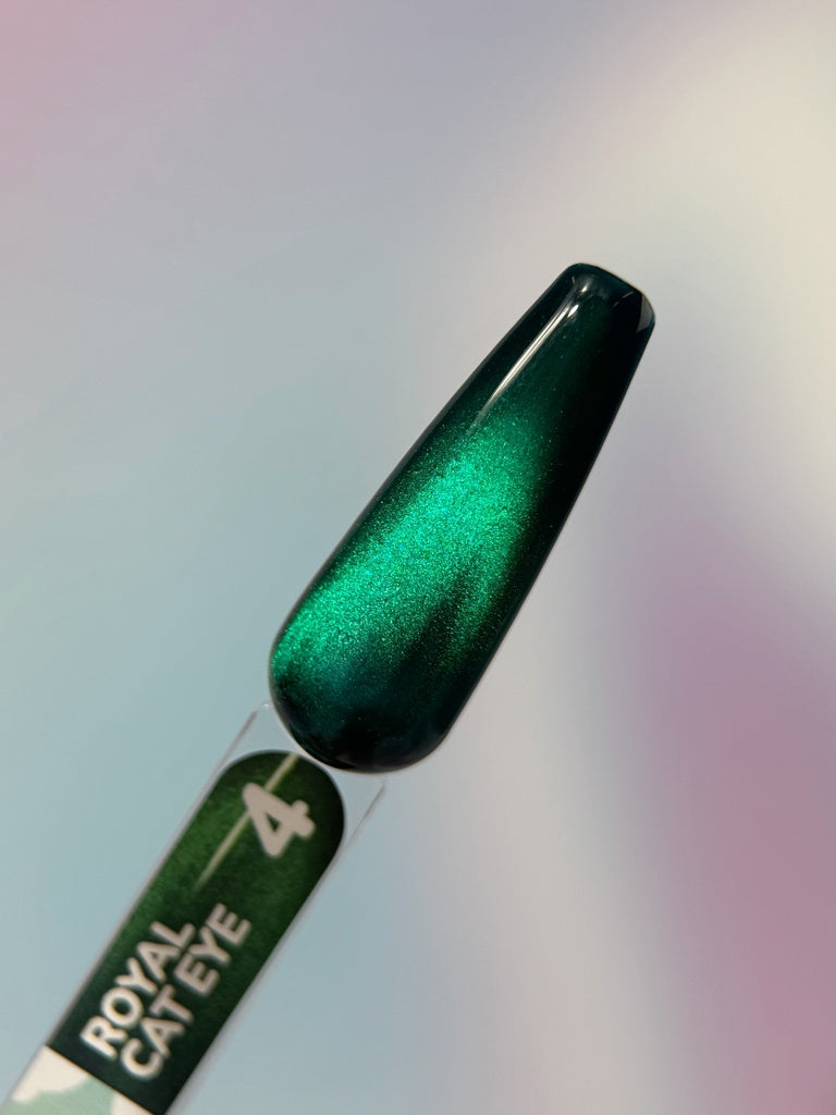 Uña de muestra con el esmalte You Are Cute Royal Cat Eye nr4 en tono verde esmeralda con efecto ojo de gato