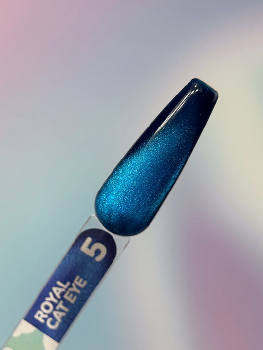 Uña de muestra con el esmalte You Are Cute Royal Cat Eye nr5 en tono azul intenso con efecto ojo de gato