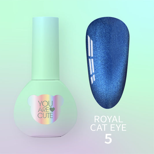 Frasco del esmalte semipermanente You Are Cute Royal Cat Eye nr5 junto a una uña de muestra en tono azul intenso